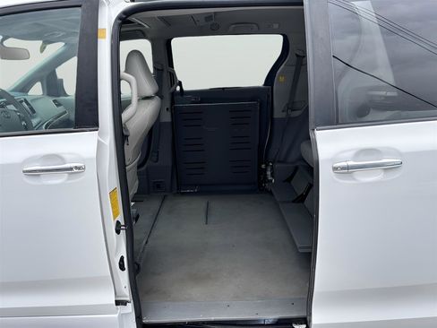 Used 2011 Toyota Sienna XLE w/ Premium Pkg image 14