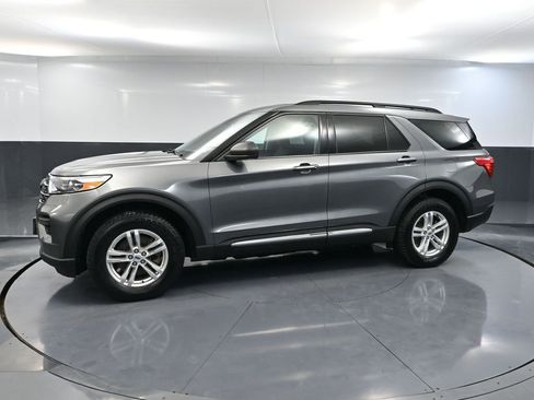 Used 2023 Ford Explorer XLT AWD/4WD image 10