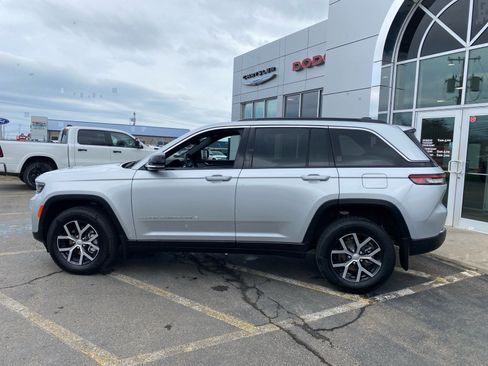 Used 2025 Jeep Grand Cherokee Limited AWD/4WD image 4