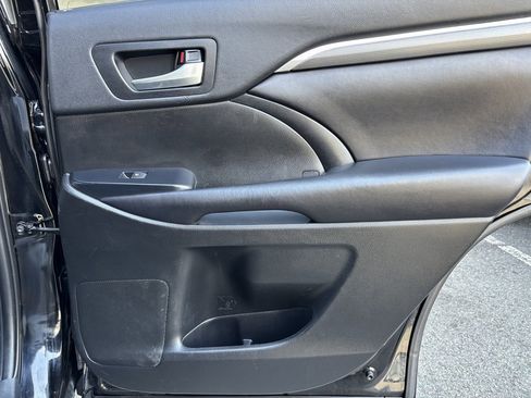Used 2019 Toyota Highlander AWD V6 image 11