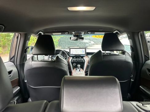 Used 2023 Toyota Venza XLE AWD/4WD image 14