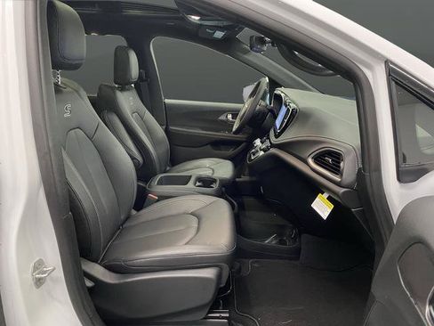 New 2026 Chrysler Pacifica Select w/ S Appearance Package FWD image 31