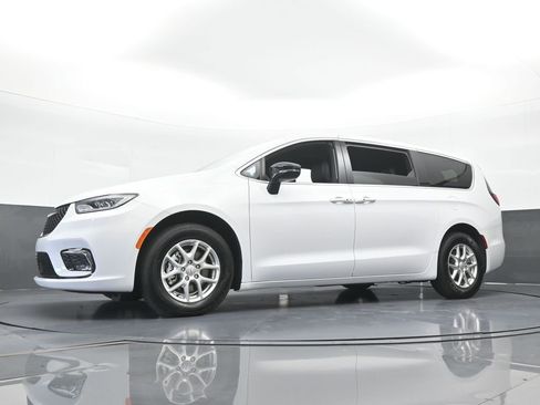 Used 2025 Chrysler Pacifica Select FWD image 51