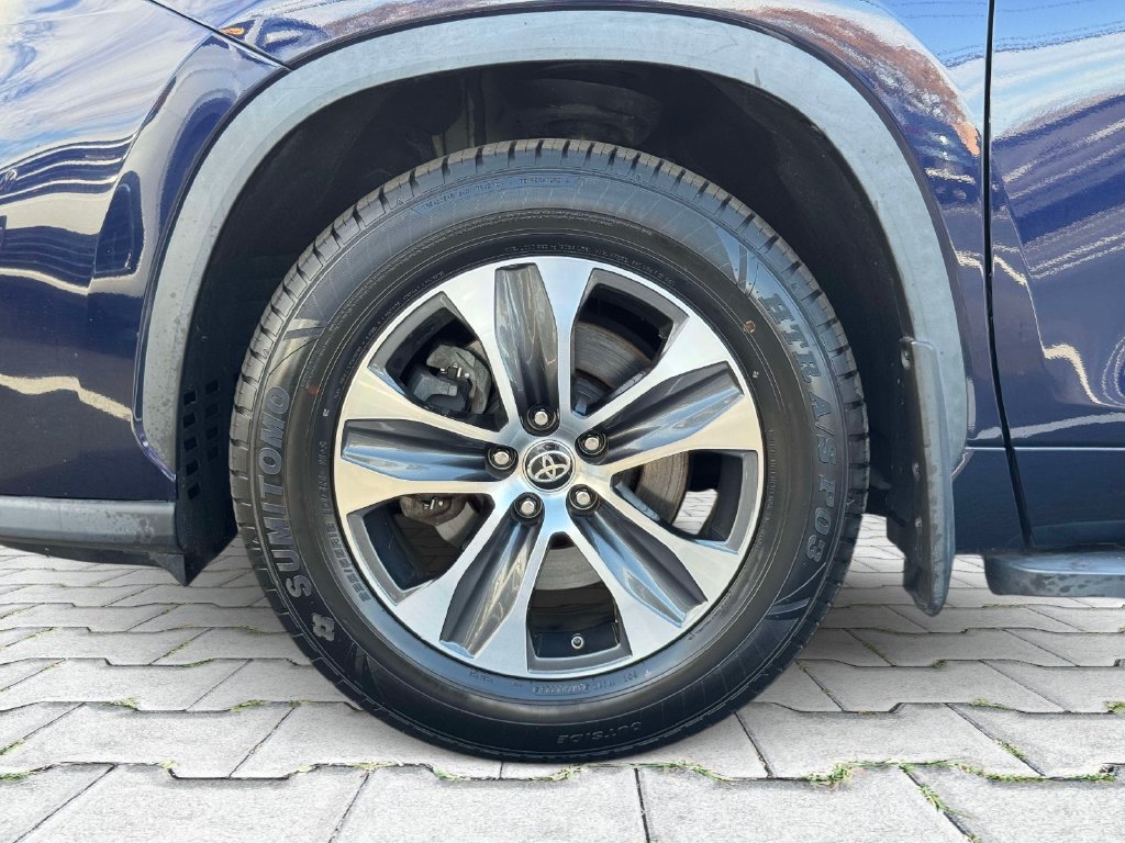 Used 2022 Toyota Highlander XLE AWD/4WD image 8