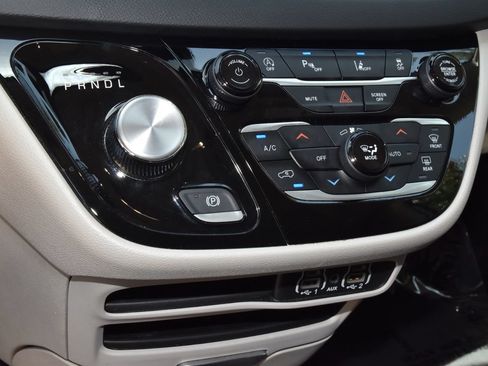 Used 2024 Chrysler Pacifica Touring-L FWD image 31