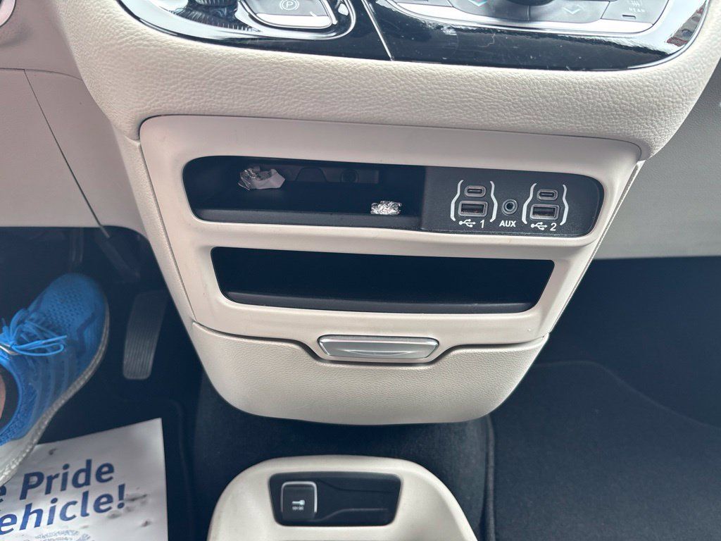 Used 2024 Chrysler Pacifica Limited FWD image 42