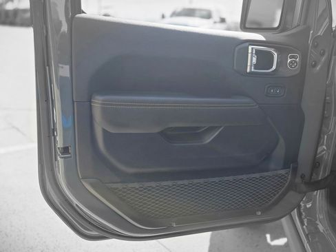 Used 2025 Jeep Wrangler Unlimited Sahara image 34