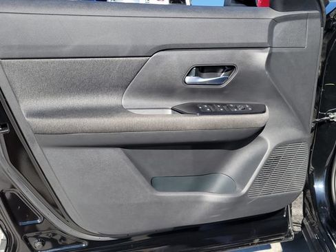 Used 2025 Nissan Kicks SV AWD/4WD image 7