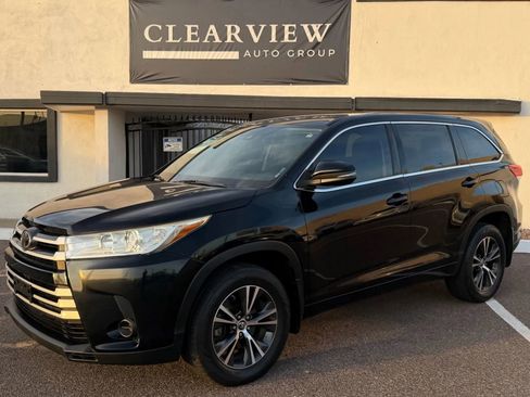 Used 2017 Toyota Highlander LE image 4