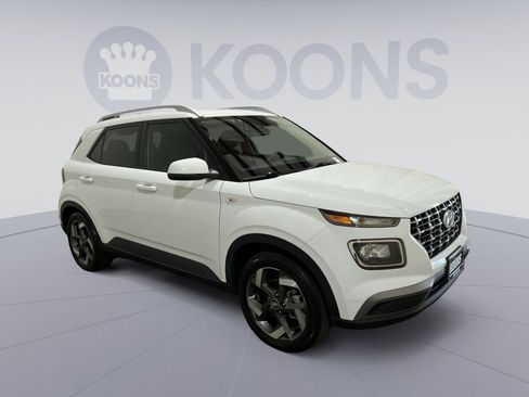 Used 2022 Hyundai Venue SEL FWD image 2