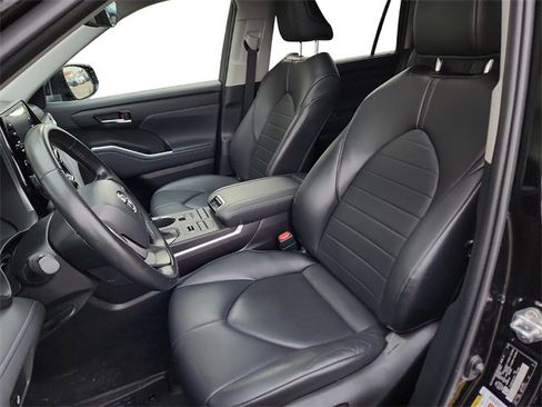 Used 2022 Toyota Highlander XLE image 18