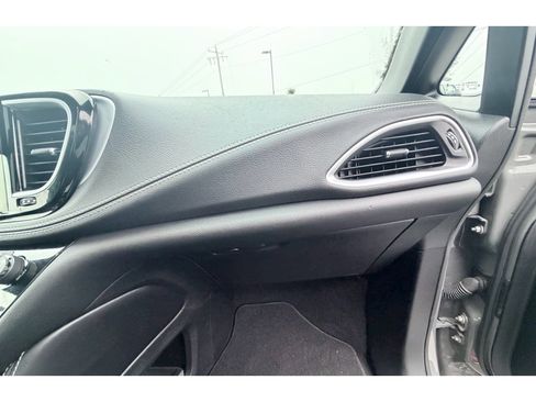 Used 2025 Chrysler Pacifica Limited FWD image 22