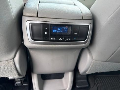 Used 2019 Toyota Highlander XLE AWD/4WD image 23