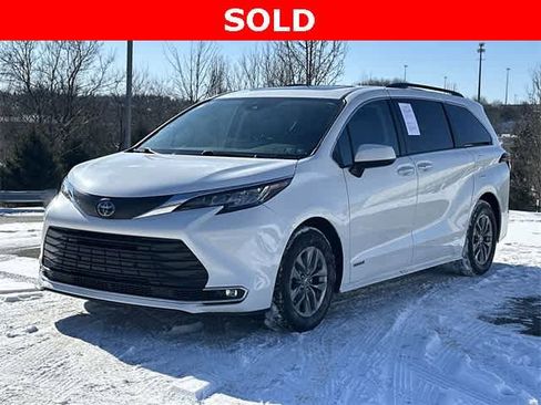 Used 2021 Toyota Sienna XLE w/ XLE Plus Package image 1
