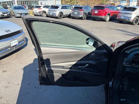 Used 2023 Hyundai Elantra SEL w/ Convenience Package image 36