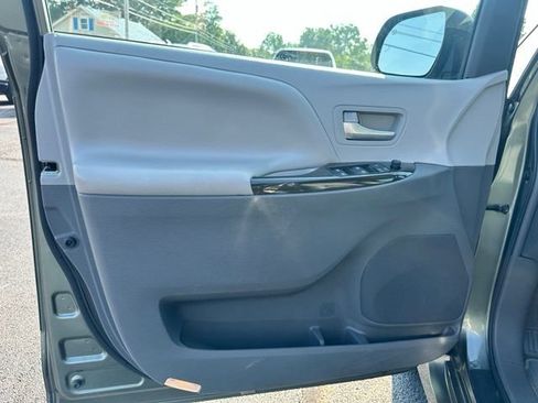 Used 2018 Toyota Sienna XLE w/ XLE Navigation Package FWD image 14
