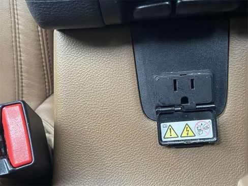 Used 2017 Jeep Wrangler Unlimited Rubicon w/ Connectivity Group image 25