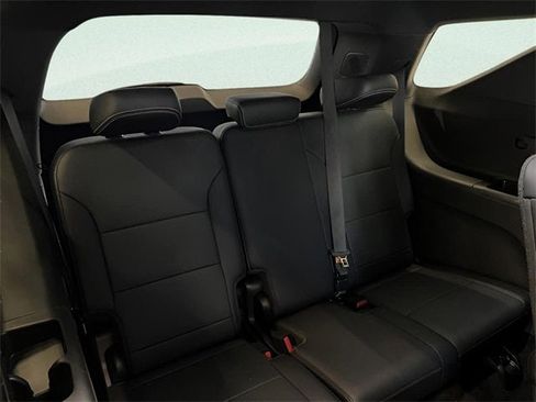 Used 2025 Chevrolet Traverse LT image 9