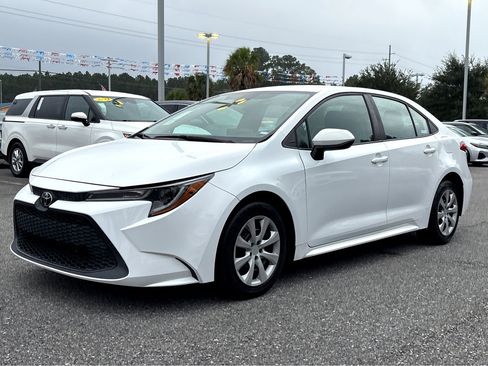 Used 2021 Toyota Corolla LE image 3