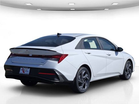 New 2025 Hyundai Elantra SEL image 8
