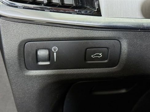 Used 2017 Volvo S90 T6 Momentum w/ Vision Package image 11