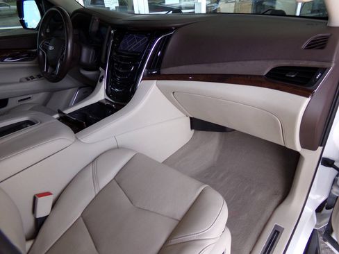 Used 2016 Cadillac Escalade Luxury AWD/4WD image 24