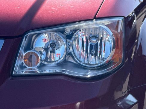 Used 2016 Chrysler Town & Country Touring image 9