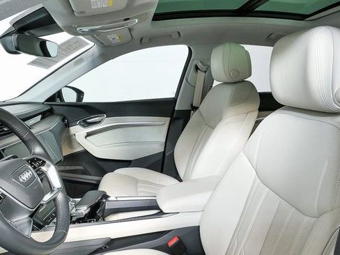 Used 2021 Audi e-tron Prestige w/ Prestige Package image 5