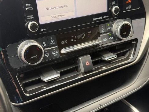 Used 2021 Toyota Highlander LE AWD/4WD image 31