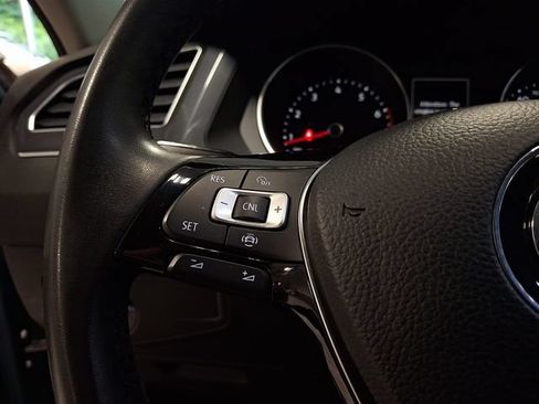 Used 2020 Volkswagen Tiguan SE w/ Panoramic Sunroof Package AWD/4WD image 18