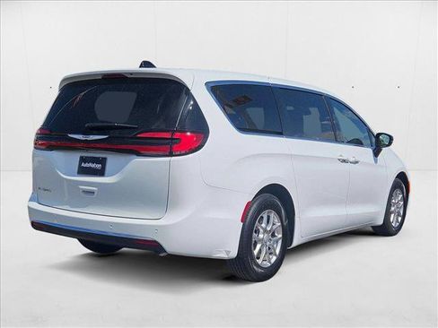 New 2025 Chrysler Pacifica Select image 4