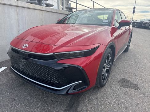 Used 2023 Toyota Crown Limited image 2