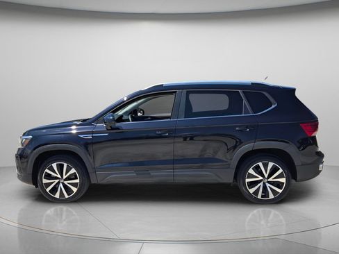 Certified 2024 Volkswagen Taos SE FWD image 3
