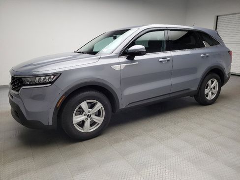 Used 2023 Kia Sorento LX FWD image 2