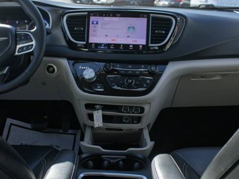Used 2022 Chrysler Pacifica Touring-L image 14