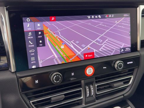 Certified 2025 Porsche Macan image 23