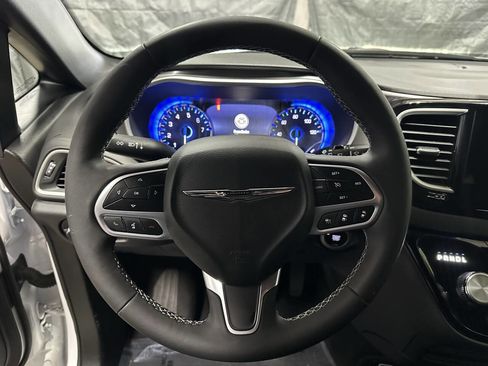 Used 2025 Chrysler Pacifica Select image 9