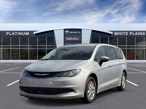 Used 2022 Chrysler Voyager LX image 2