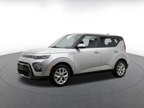 Used 2025 Kia Soul LX w/ LX Technology Package FWD image 3