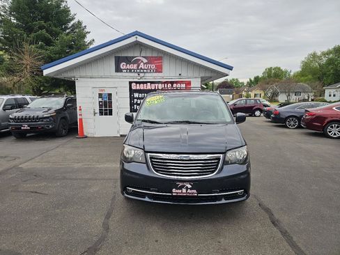 Used 2014 Chrysler Town & Country Touring FWD image 2