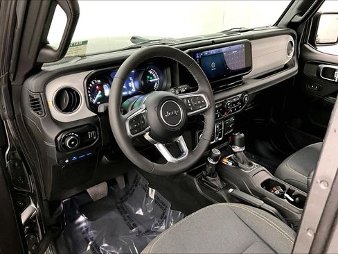 Used 2025 Jeep Wrangler Unlimited Sahara w/ Safety Group AWD/4WD image 16