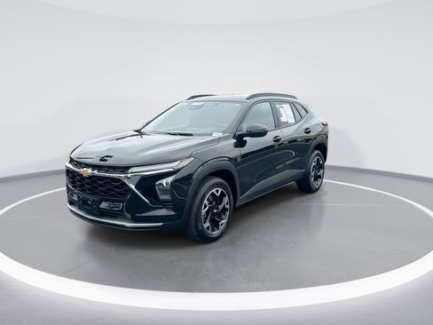 Used 2025 Chevrolet Trax LT w/ LT Convenience Package FWD image 5