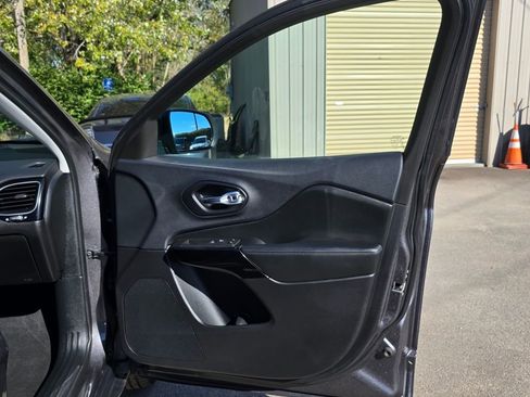 Used 2019 Jeep Cherokee Latitude Plus image 24