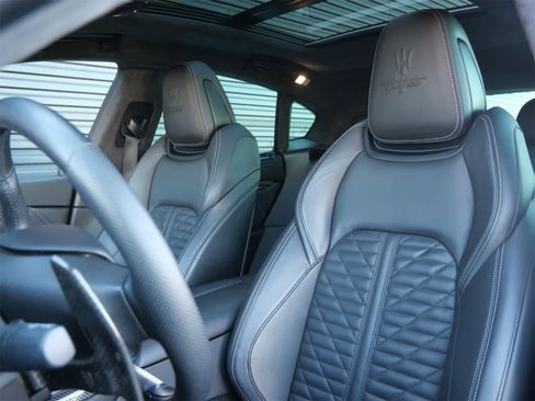 Used 2022 Maserati Levante Trofeo image 5