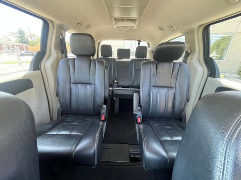 Used 2014 Chrysler Town & Country Touring image 13