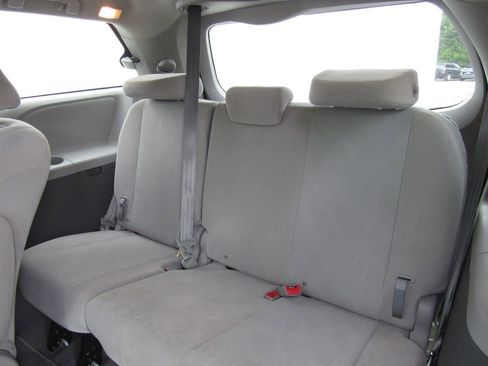 Used 2020 Toyota Sienna L FWD image 15