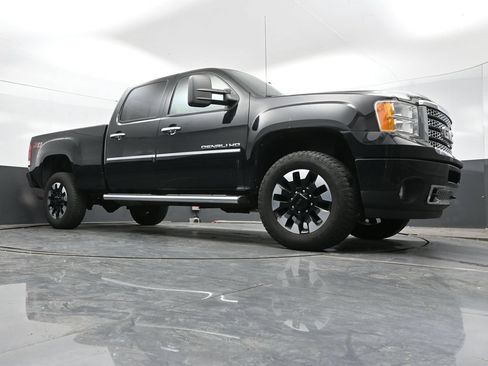 Used 2011 GMC Sierra 2500 Denali w/ Suspension Package, Off-Road AWD/4WD image 31