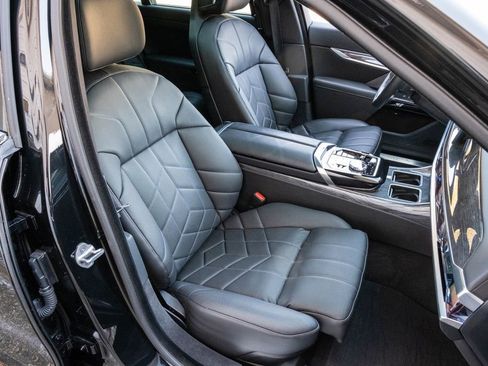 Used 2024 BMW i7 eDrive50 image 27