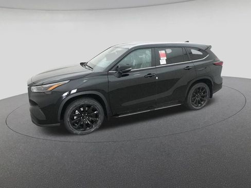 New 2026 Toyota Highlander XLE image 2