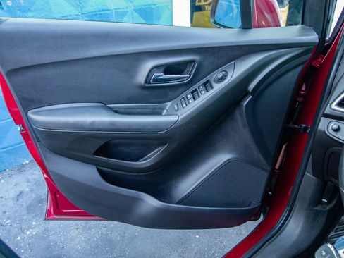 Used 2019 Chevrolet Trax LT w/ LT Convenience Package FWD image 11
